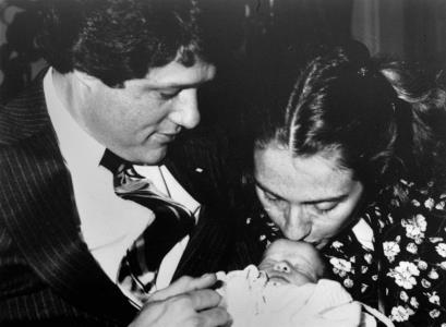Челси Клинтон со своими родителями в возрасте одной недели