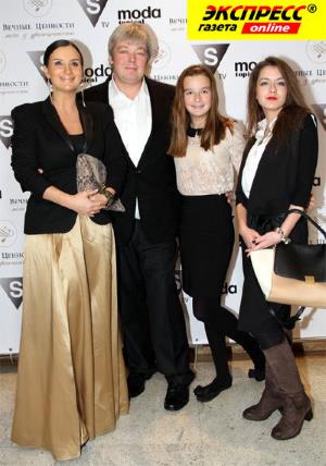 Александр Стриженов с супругой Екатериной и дочками Александрой и Анастасией