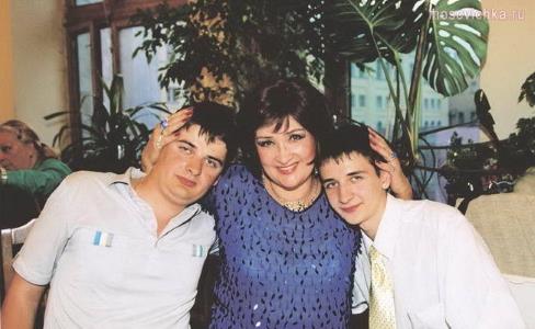 Зинаида Кириенко с сыновьми