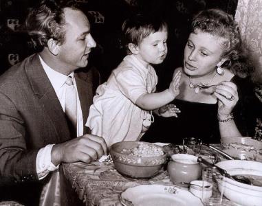 Николай Рыбников и Алла Ларионова с дочкой