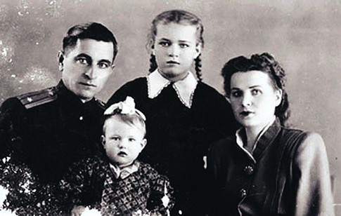 Людмила Чурсина с семьей в детстве
