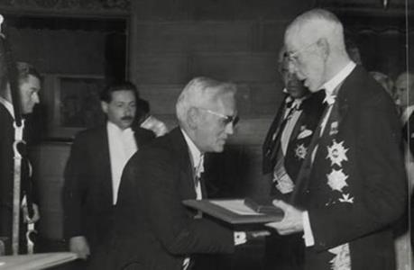 Флеминг получает Нобелевскую премию. 1945 г.