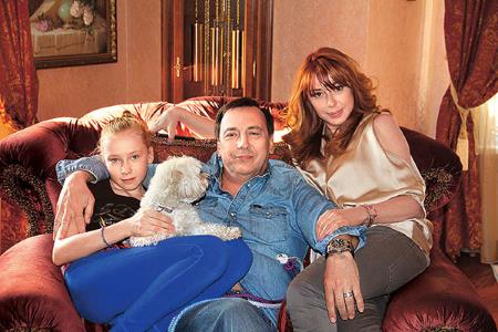 Алена Апина с мужем и дочкой
