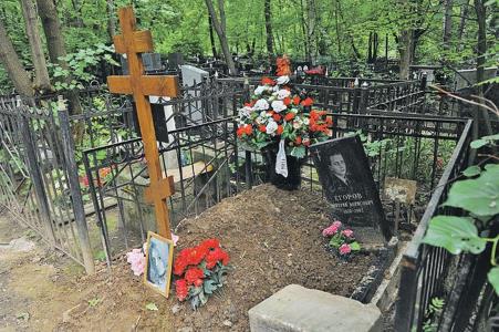 Могила Натальи Кустинской рядом с могилой сына