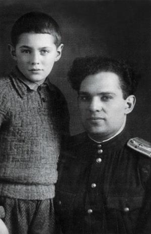 Леонид Рошаль в детстве с отцом