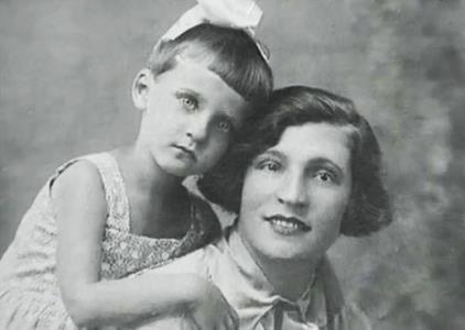 Клара Румянова в детстве с мамой