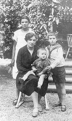 Саша Гинзбург (Галич) с мамой Фаиной Борисовной и младшим братом Валерой