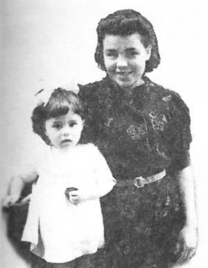 Валя Малявина в детстве с мамой