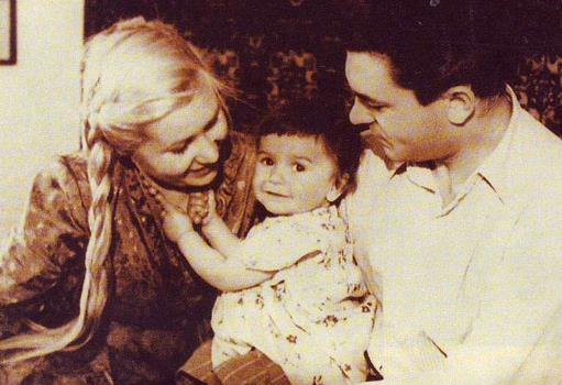 Наташа с родителями в детстве