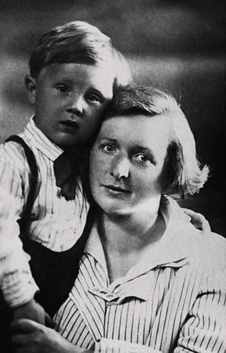 Илья Глазунов с мамой в детстве