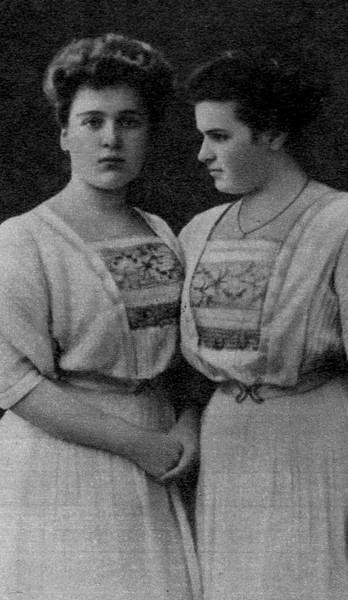 Вера с сестрой Марией в юности. 1908 г.