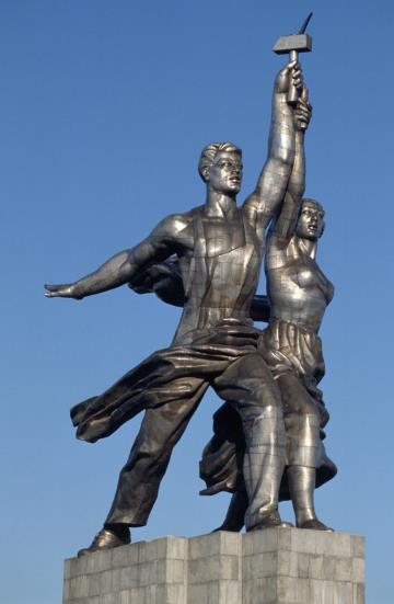 Мало кто знает, что "Рабочий и колхожница - это второй экземпляр скульптуры: первый был поврежден во время перевозки из Парижа в Москву