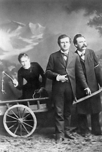 Лу Саломе в повозке, запряженной Паулем Рее и Фридрихом Ницше