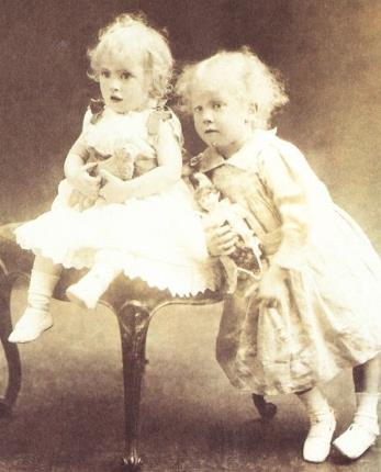 Джон Толкин с младшим братом в детстве