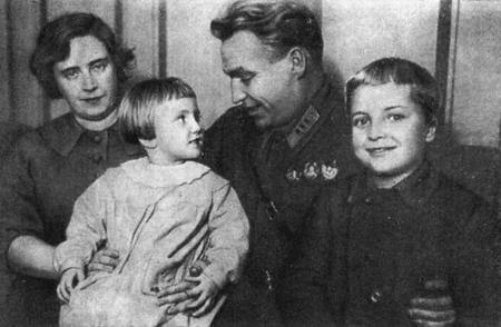 Валерий Чкалов с женой и детьми