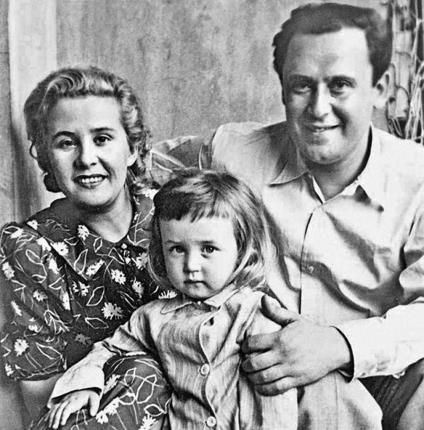Вася Ливанов в детстве с родителями