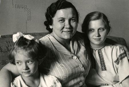 Рада Хрущева (справа) с мамой и сестрой