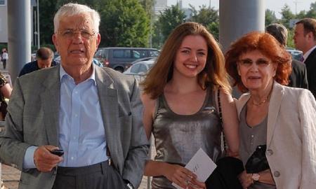 Раймонд Паулс с женой Светланой и внучкой Моникой
