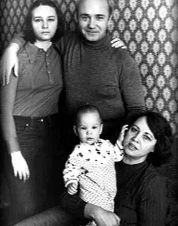 Леонид Куравлев с семьей: женой, дочерью и сыном