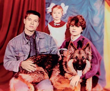 Юля с родителями, фото из семейного архива.