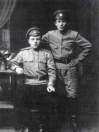 Солдат Николаи Ежов в 1916 году, на фото справа.