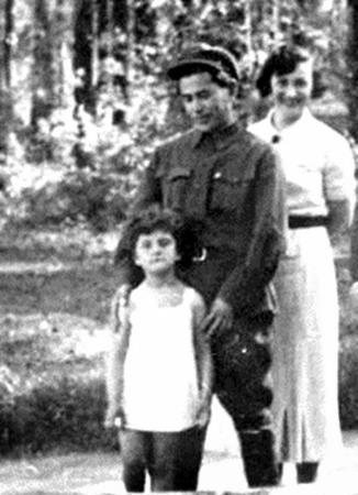 Николаи Ежов с женой Евгенией и приемной дочкой