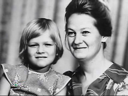 Олеся с мамой в детстве