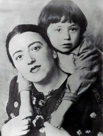 Вахтанг в детстве с мамой
