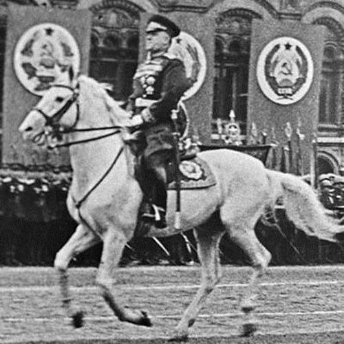 Георгий Жуков принимает парад Победы