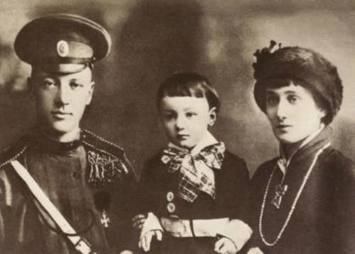 Анна Ахматова и Николай Гумилев с сыном Львом