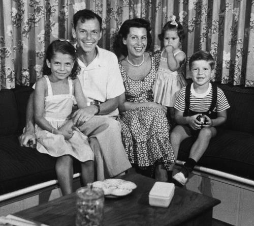 Фрэнк с первой женой Нэнси и их детьми