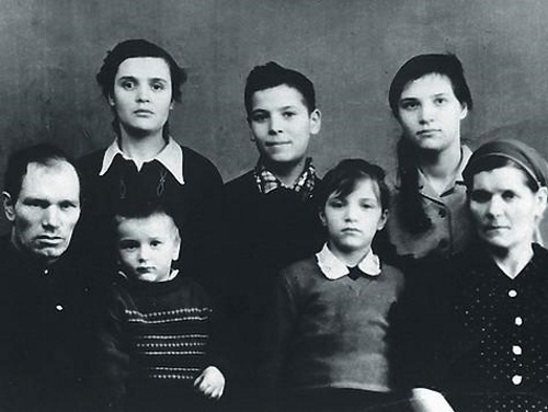 Сережа Пенкин самый младший из многодетной семьи. На фото с родителями, братом и сестрами.