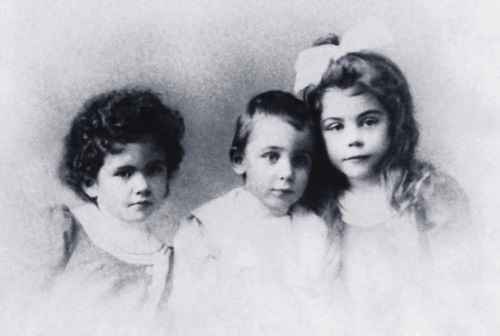 Оля с сестрой Адой и братом Львом в детстве. Ольга на фото слева.