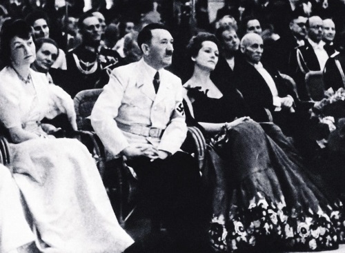 Ольга Чехова рядом с Адольфом Гитлером