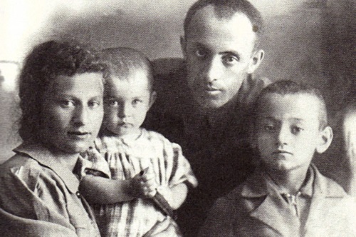 Семен Фарада в детские годы с сестрой и родителями