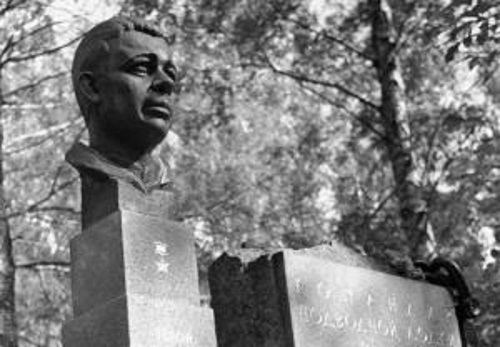 Могила героя-подводника Александра Маринеско