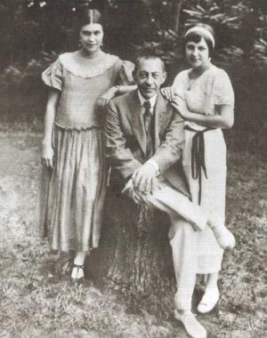 Сергей Рахманинов с дочерьми Ириной (слева) и Татьяной