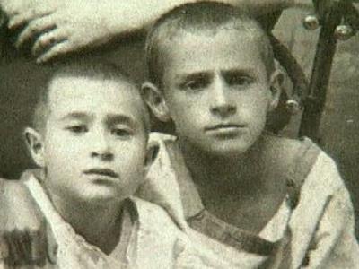 Зиновий Гердт в детстве с братом. На фото справа