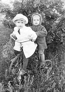 Надежда Бабкина в детстве. На фото: Наде (на велосипеде) 4 года, брату Валере — 2