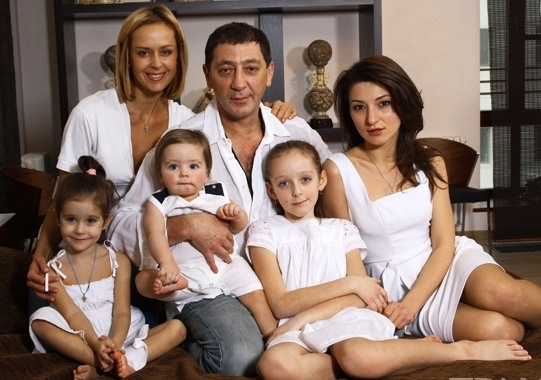 Григорий Лепс с семьей