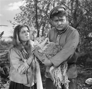 Людмила Чурсина с Евгением Леоновым в фильме "Донская повесть" Людмила Чурсина с Евгением Леоновым в фильме "Донская повесть"
