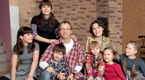 Иван Охлобыстин в кругу семьи, с женой и детьми