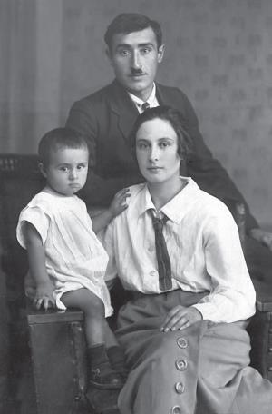 Отец Аркадий Григорьевич, мать Лидия Ивановна с маленьким Эдиком, 1926 г.
