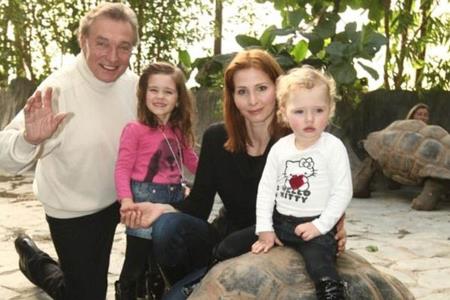 Карел Готт с женой Иваной и младшими дочерьми