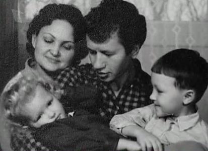 Леонид Быков с семьей: женой и детьми