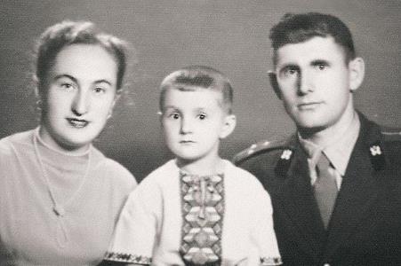 Лёня Ярмольник в детстве с родителями