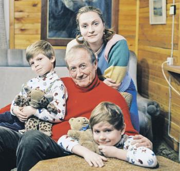 Евгений Евтушенко с женой Марией и сыновьями Евгением и Дмитрием