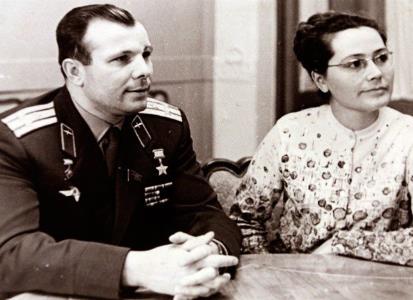 Юрий Гагарин с женой Валентиной Горячевой