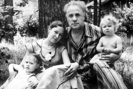 Михаил Жаров с последней женой Майей и детьми.