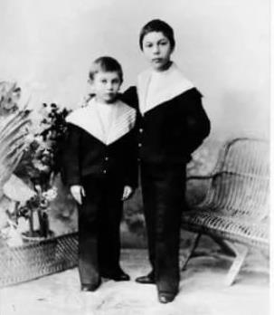 Борис Пастернак (справа) с братом в детстве